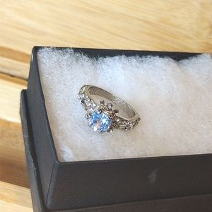 Gorgeous sterling silver diamond ring 925  size 7